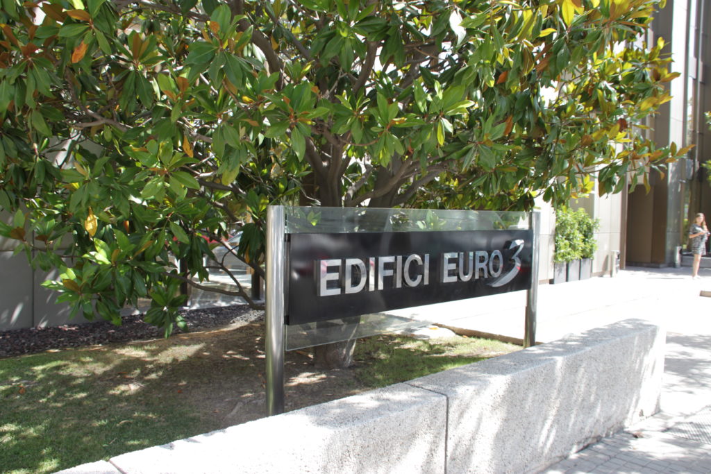 cartel euro 3 porta diagonal oficinas sant just